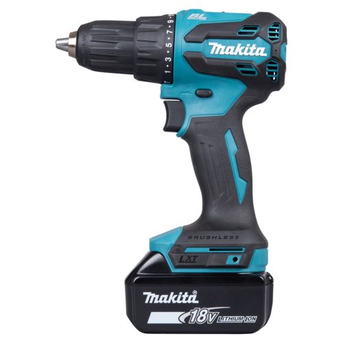 18V • 65Nm • 0-500/0–1.900 g/min Trapano avvitatore c/ percussione 18V 13 mm - 65Nm + 74 accessori Trapano avvitatore con percussione 18V efficiente dotato di motore brushless per applicazioni di avvitatura e foratura con o senza l'utilizzo della percussione. Possibilità di impostare due livelli di potenza. Coppia di serraggio massima 65 Nm. Uno strumento versatile per installatori, costruttori e personale di manutenzione. Luce LED integrata. Fornito con 2 batterie 3,0 Ah BL1830B + caricabatterie rapido 22' DC18RC. Accessori in dotazione: makpac, valigetta con 74 accessori.